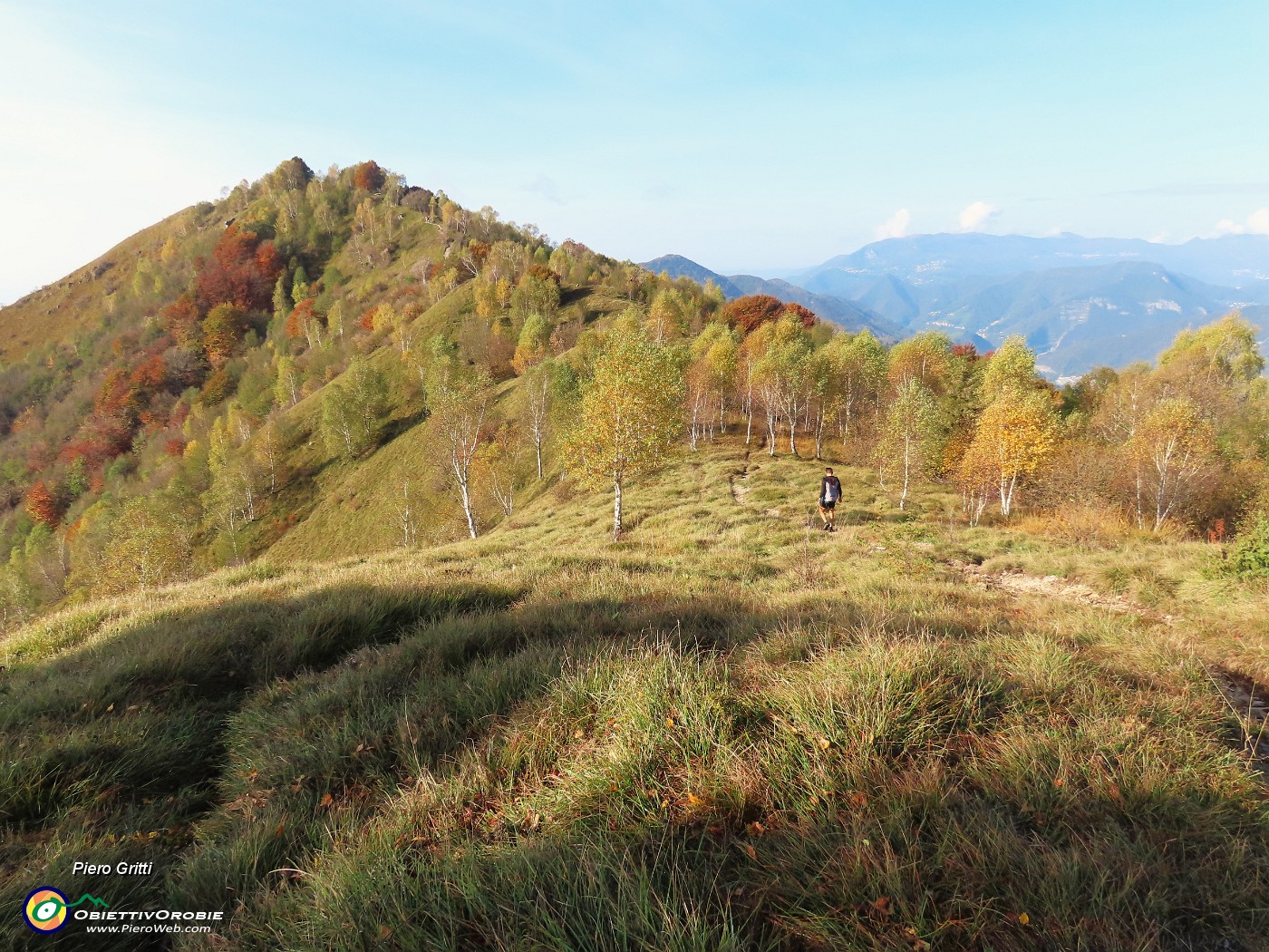 19 Dopo iniziale salita breve discesa con vista verso la cima del Costone.JPG